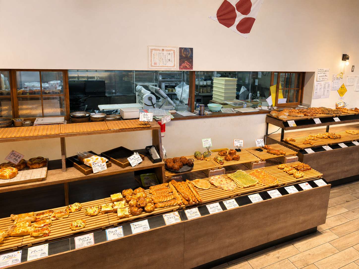 流山・西平井の「石窯パン工房サフラン 丘の上店」に行ってみた。種類豊富なパンとテラス席のある人気ベーカリー