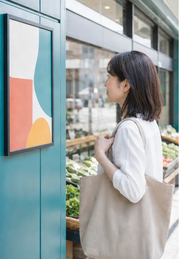 店頭のキャンペーン掲示を確認する人