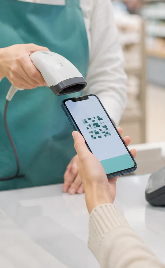 スマートフォンのコードを店員へ見せる支払い